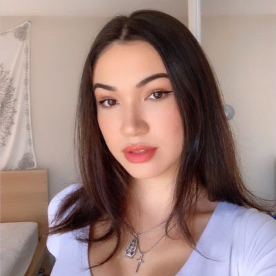 gentlemanloveprettygirls:Those lips are beautiful