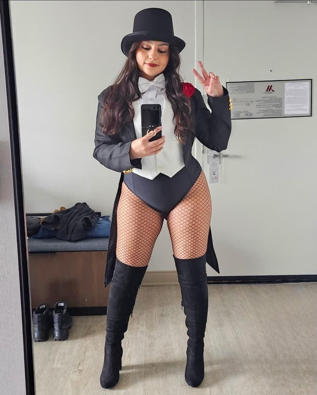 Zatanna cosplay in fishnets