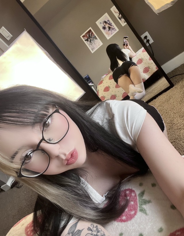 Mirror butt selfie